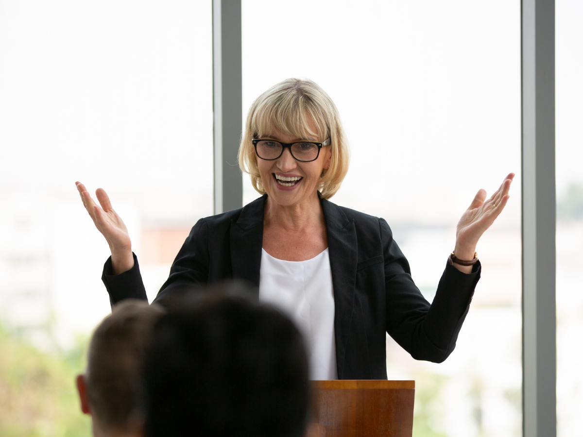 speaker using open body language